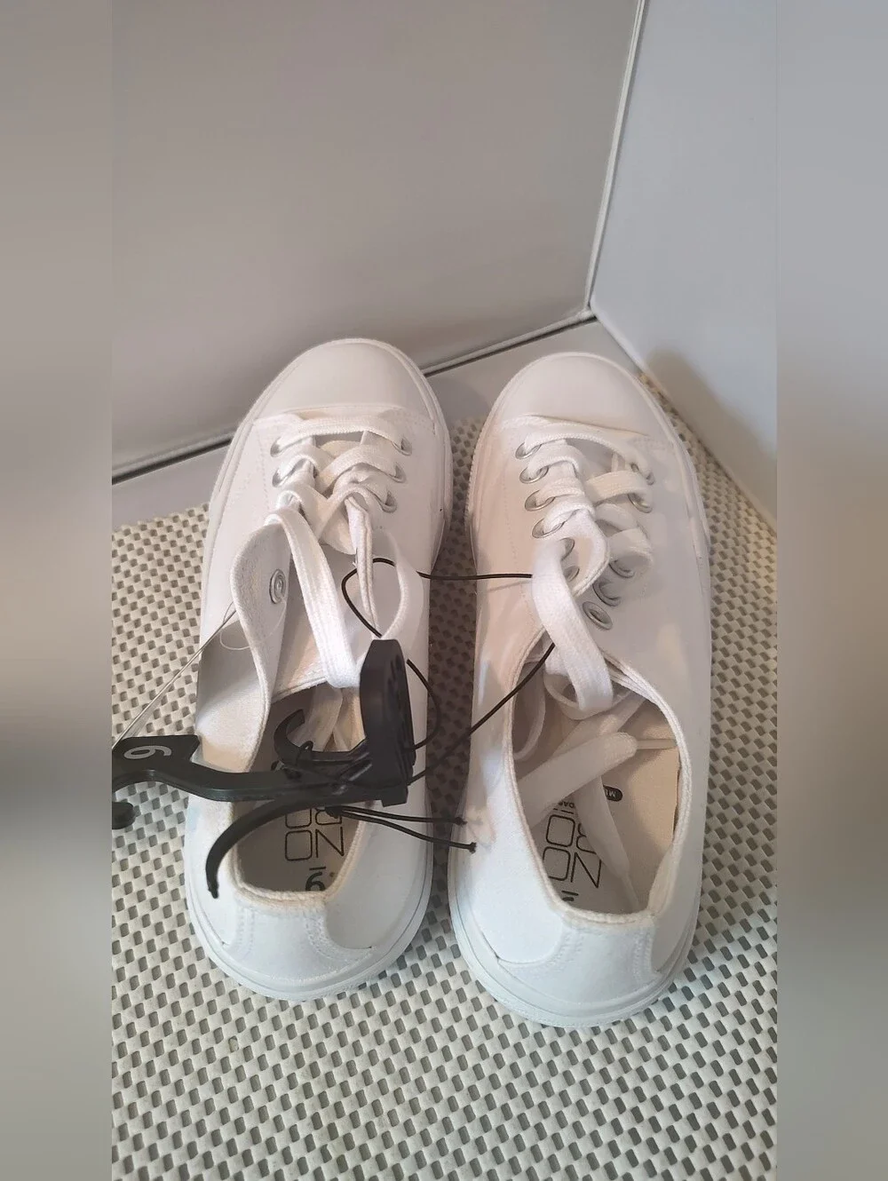 No Boundaries Women's Size 9 Platform Lace Up Canvas Sneakers White NWT